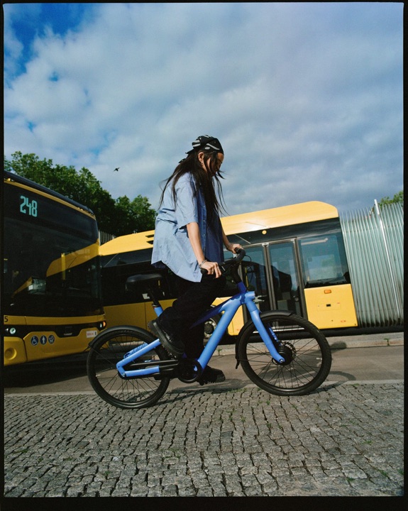 Iemand onderweg op de VanMoof S6