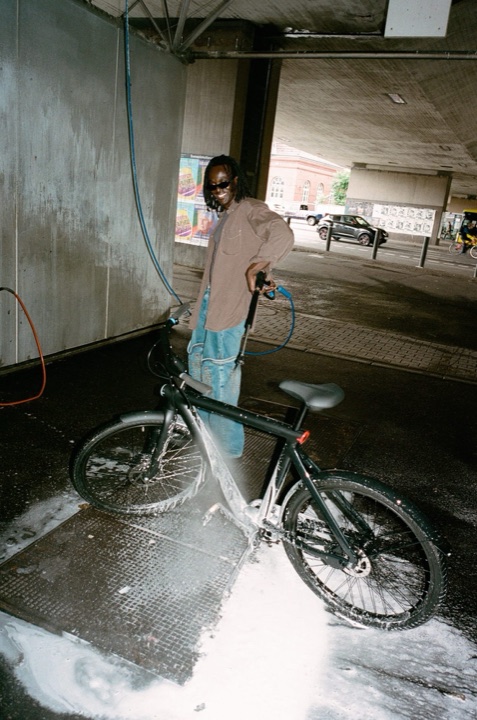 Iemand onderweg op de VanMoof S6