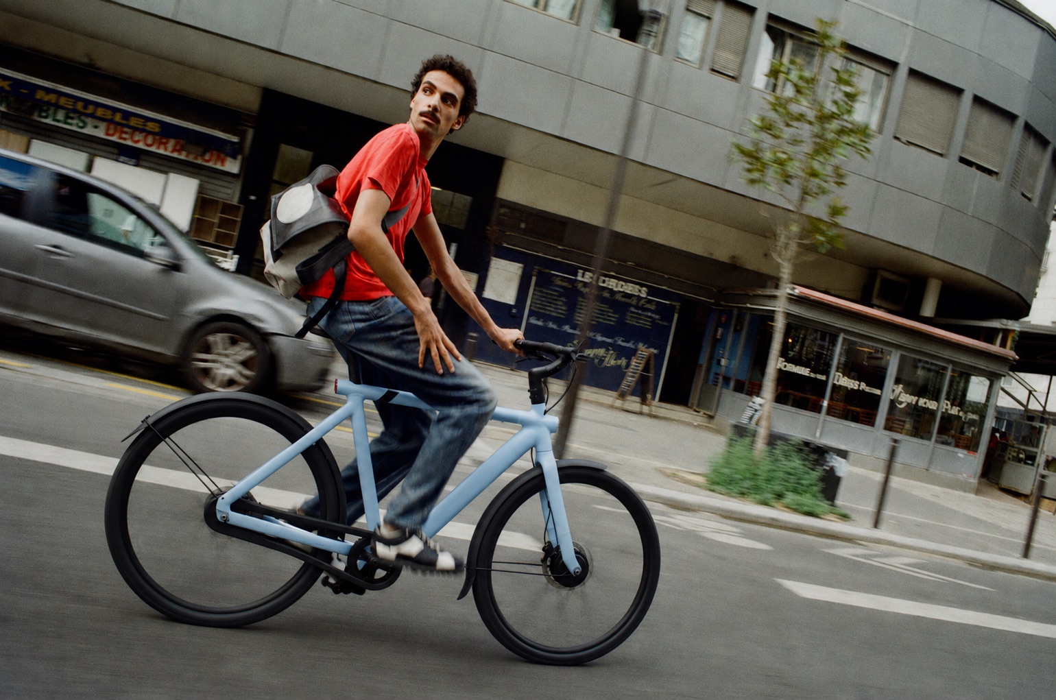 Fietser op een refurbished VanMoof door de stad